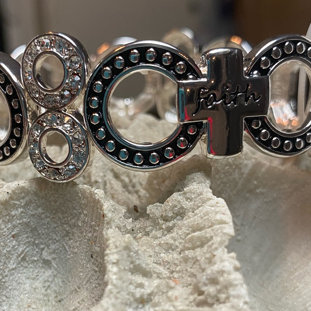 Mix it Heritage Silverstone stretch bracelet with black inlay and Faith wording